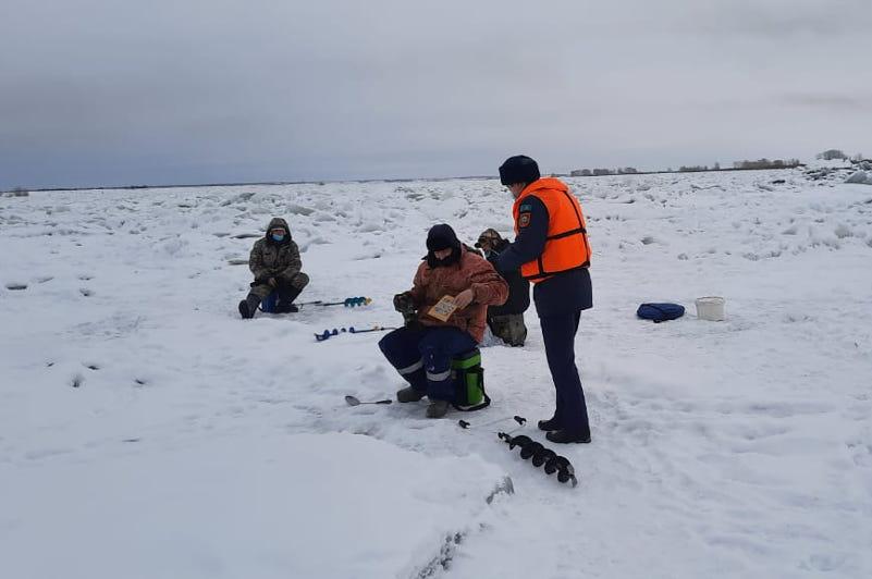 В ВКО спасатели предупреждают о тонком льде 