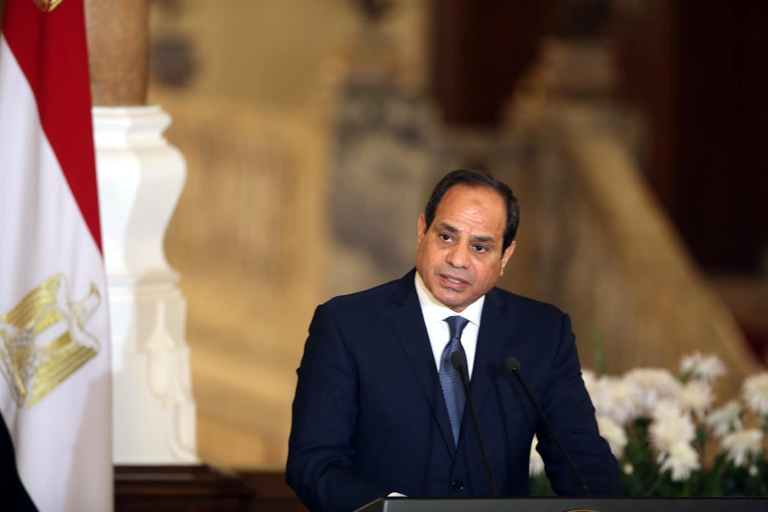 Президент Египта распорядился подготовиться к разгрузке контейнеровоза в Суэцком канале