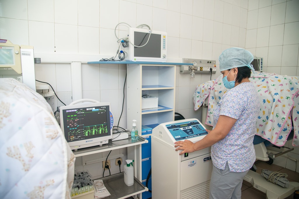 Современные медицинские аппараты спасут жизни новорожденных в Караганде