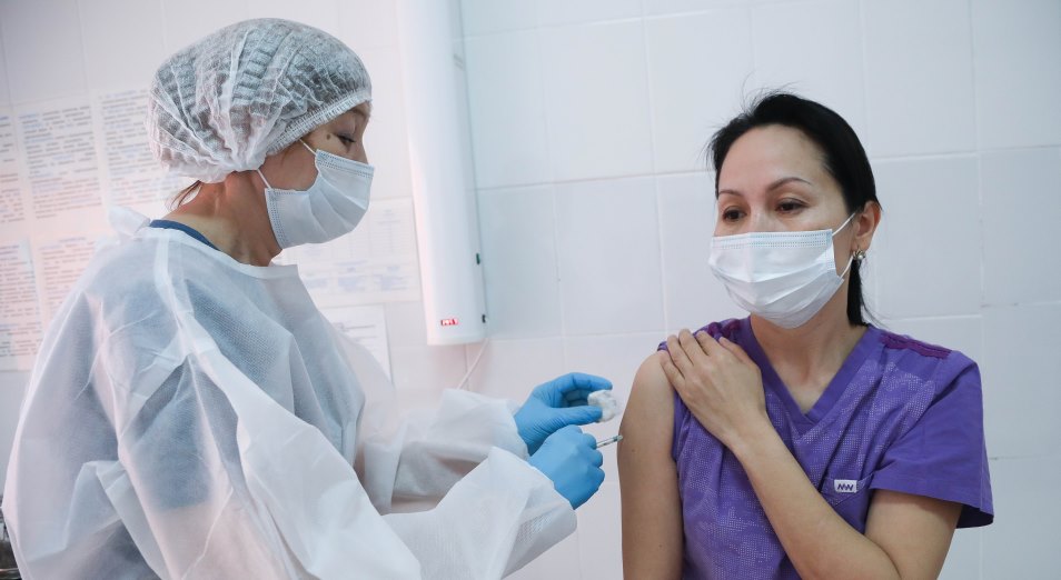 Коронавирус в Казахстане: пойдет ли вакцинация «в народ»?
