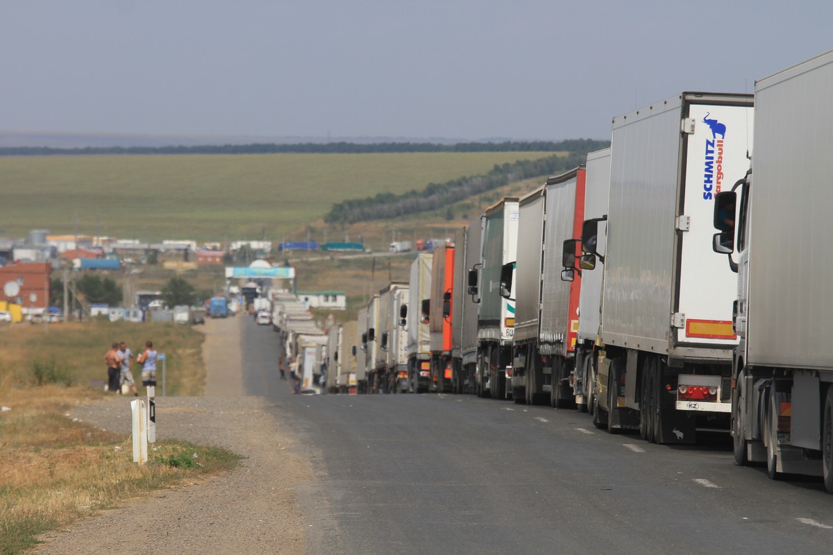 Налоговикам в Казахстане запретили досматривать грузы на границе без акта проверки  
