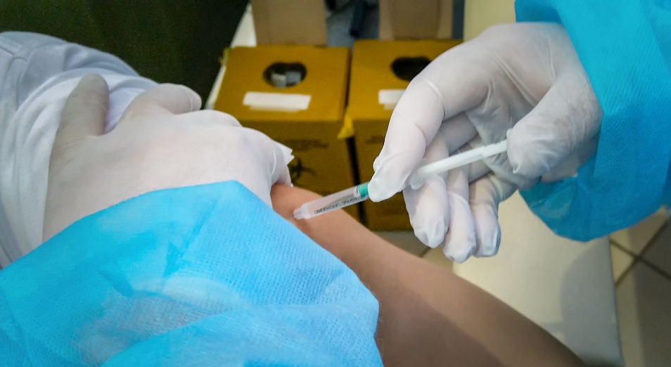 Коронавирус в Казахстане: локдауны сохранить, учителей вакцинировать