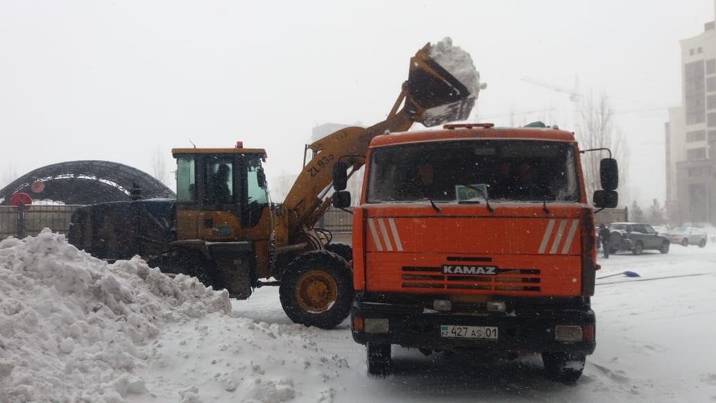 Свыше 1700 дорожных рабочих вышли на уборку снега в Нур-Султане