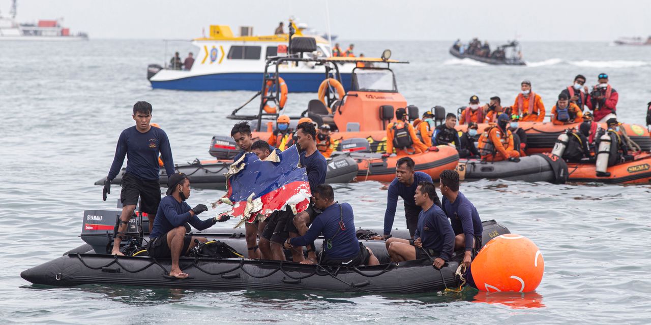 Спасатели в Индонезии извлекают из воды останки погибших и обломки потерпевшего крушение авиалайнера