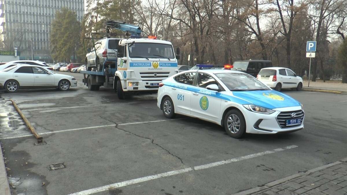 Алматыда көлік жүргізушісі тұрақ ақысын төлемеу үшін жалған нөмірмен жүрген