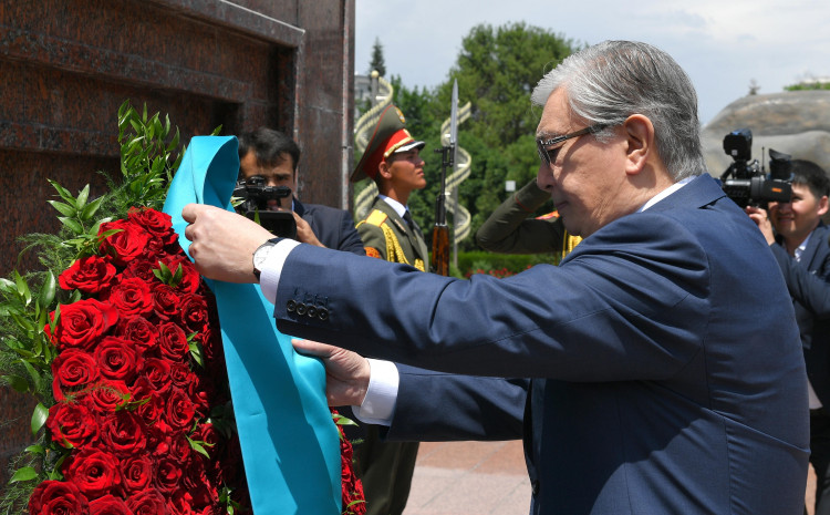 Президент тәжік мемлекетінің негізін қалаған Исмоил Сомонидің  ескерткішіне гүл қойды