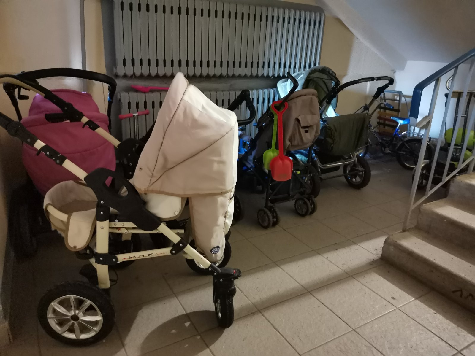 Алматыда қаскүнем подъезде тұрған балалар арбаларын өртеп жіберген
