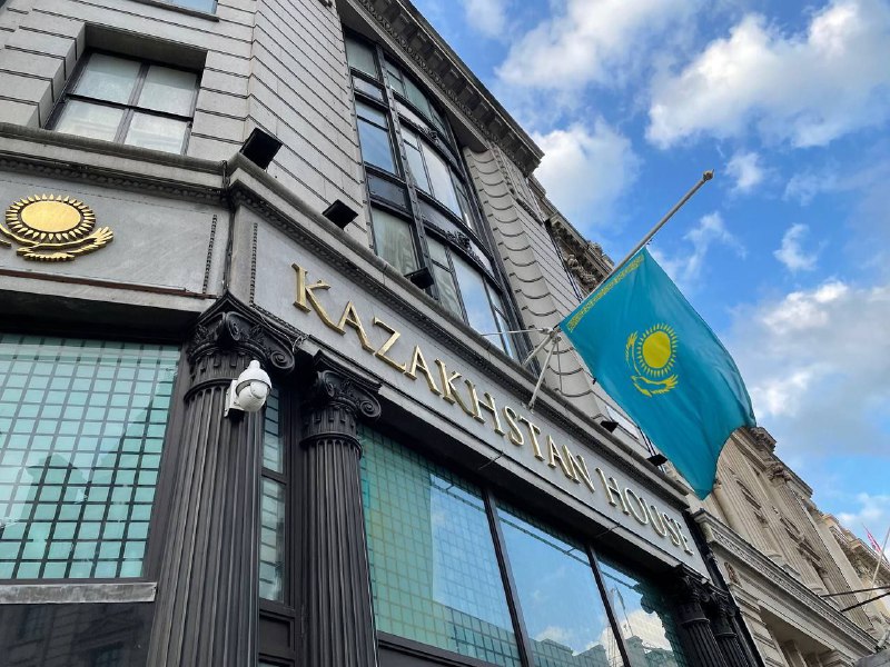 Қазақстанның шетелдегі барлық елшіліктерінде мемлекеттік ту төмен түсірілді