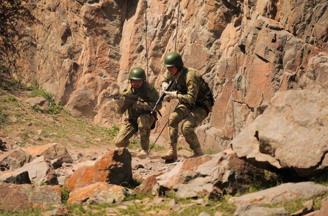 Продолжаются перестрелки на границе Кыргызстана и Таджикистана – очевидцы  