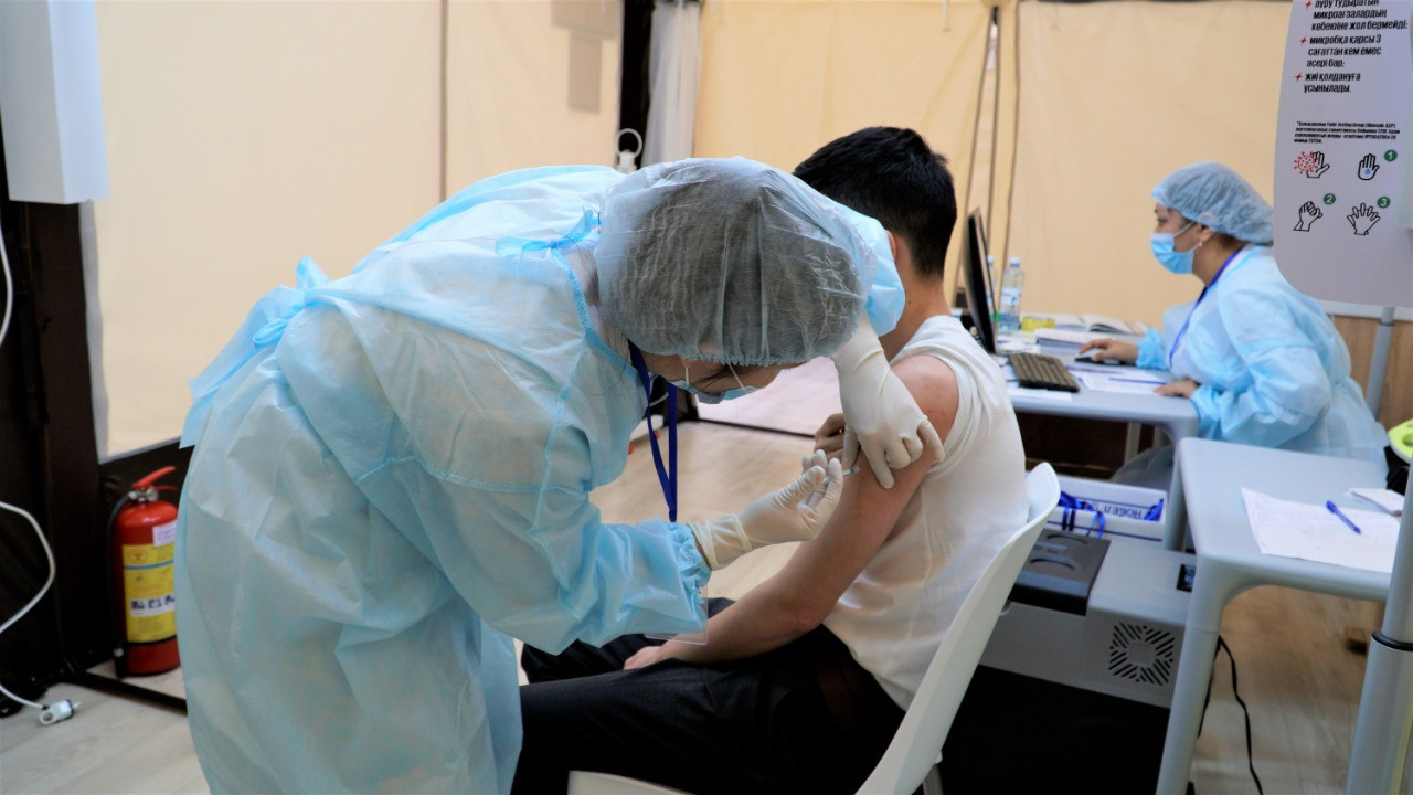 Сколько в Нур-Султане человек получили вакцину от COVID-19  