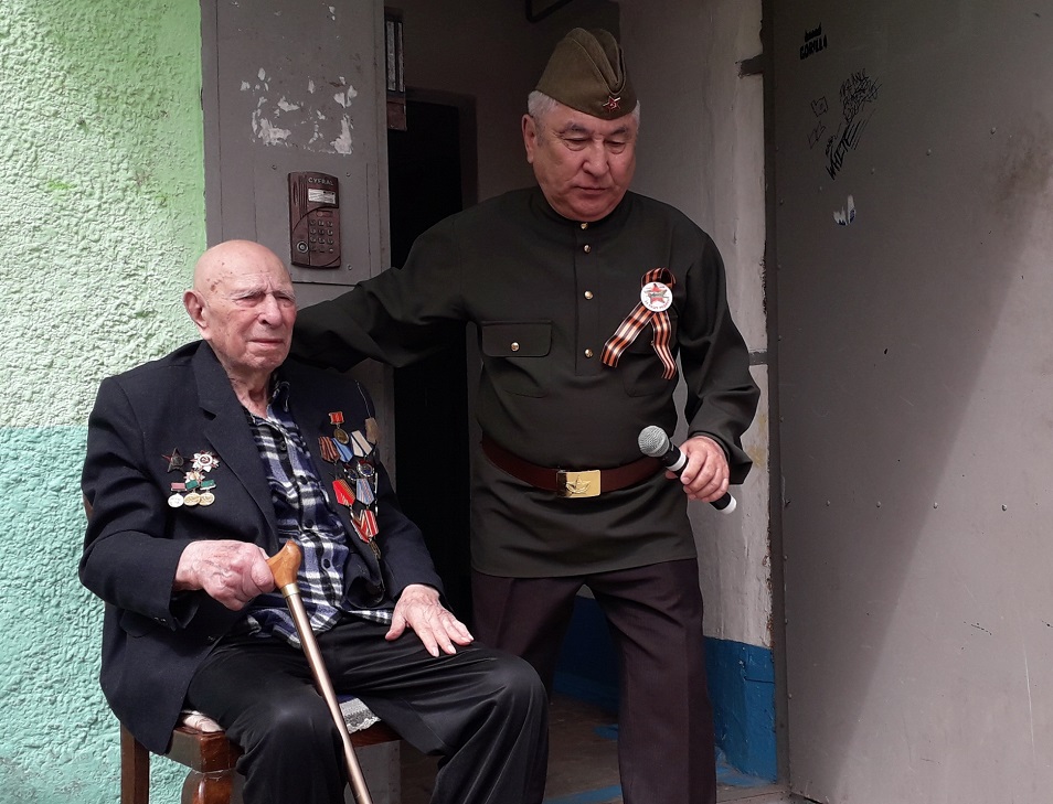 Концерты для ветеранов в Костанае проходят во дворах