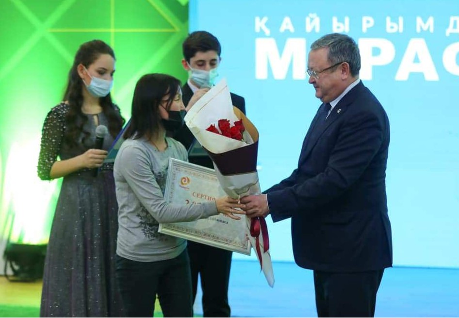 Ақтөбеде жарамсыз сертификат алған ана әкімнен кешірім сұрады