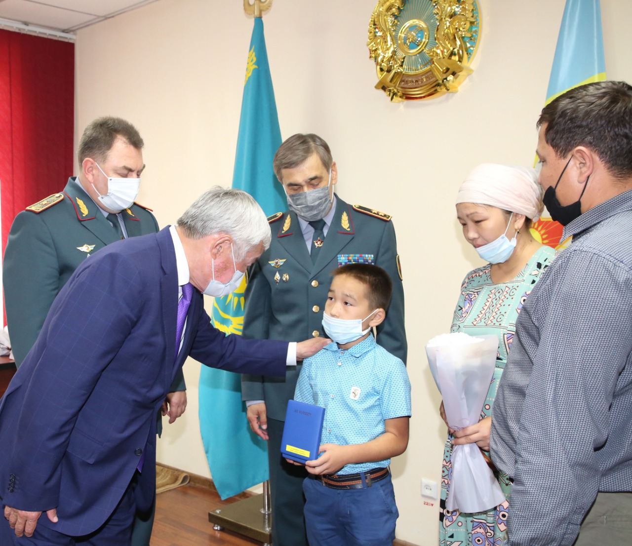 Жарылыстан қаза тапқан әскерилердің наградалары олардың жақындарына табысталды