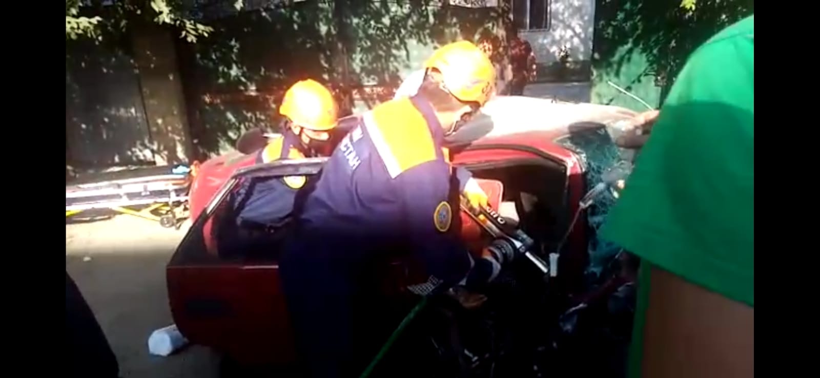 Жол апаты кезінде автокөлікте қыстырылып қалған әйел құтқарылды