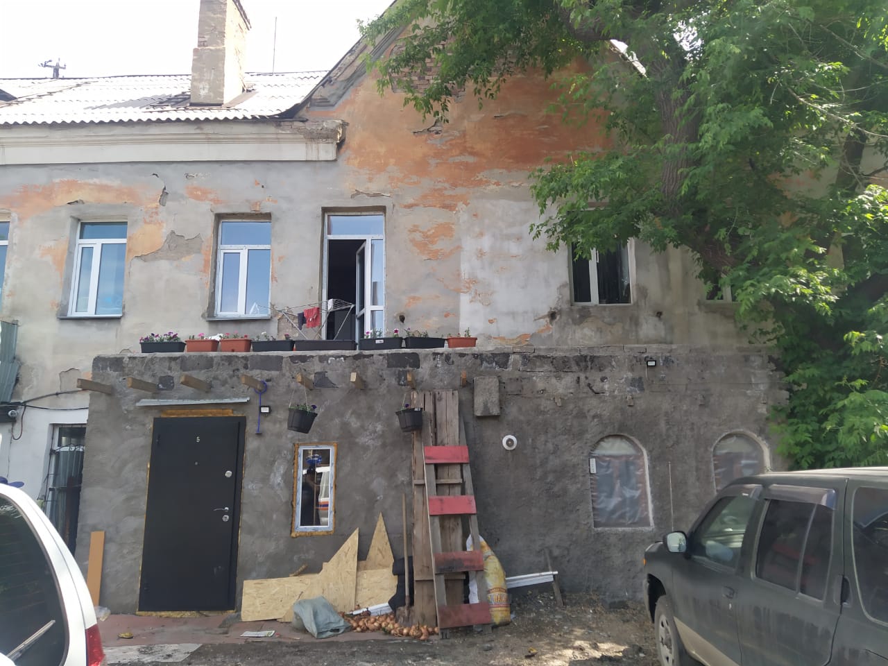 Балқаш қаласында екі жастағы бала бесінші қабаттан құлап кетті