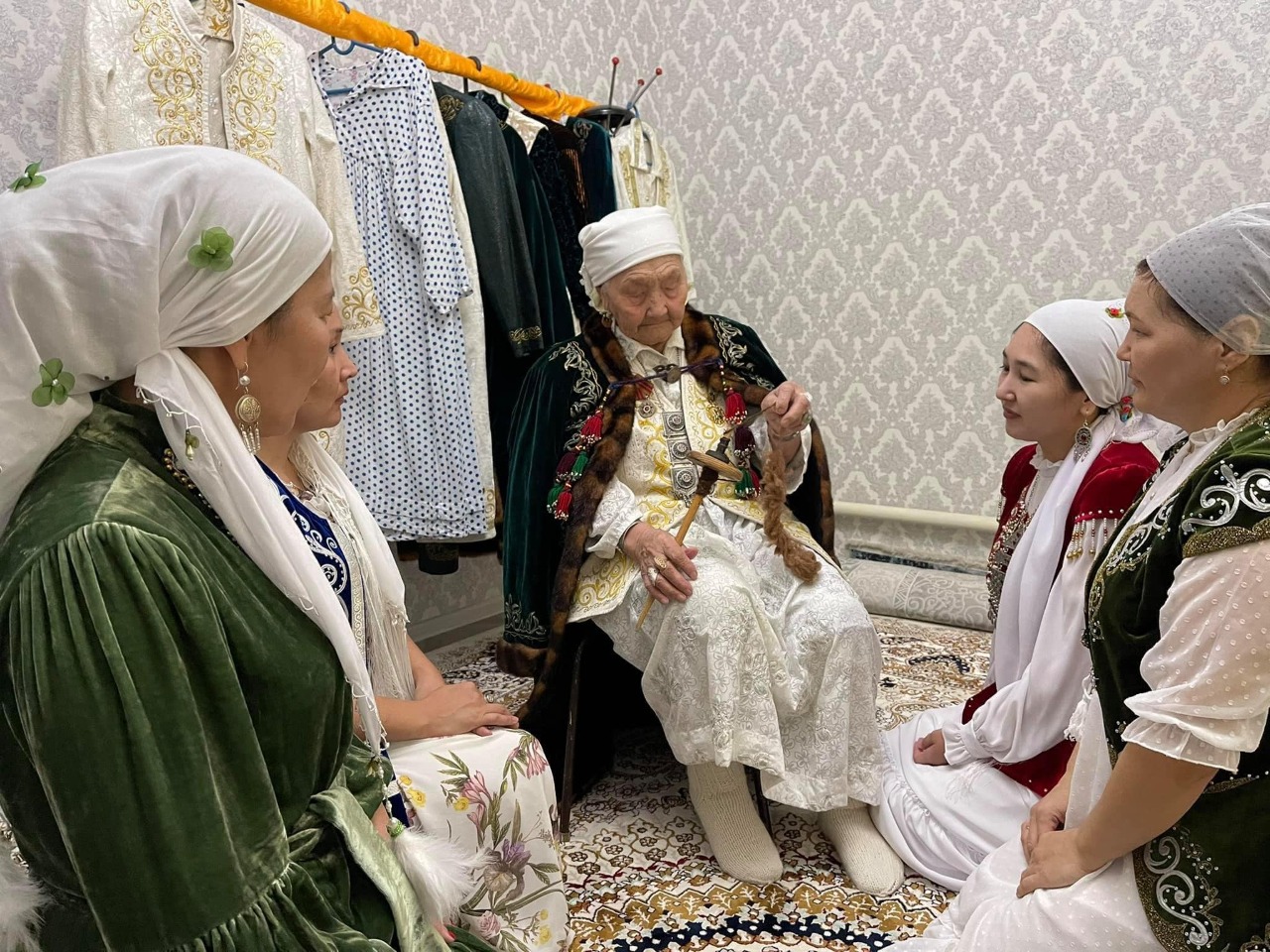 Ғасыр жасаған кейуананың 94 шөбересі бар      