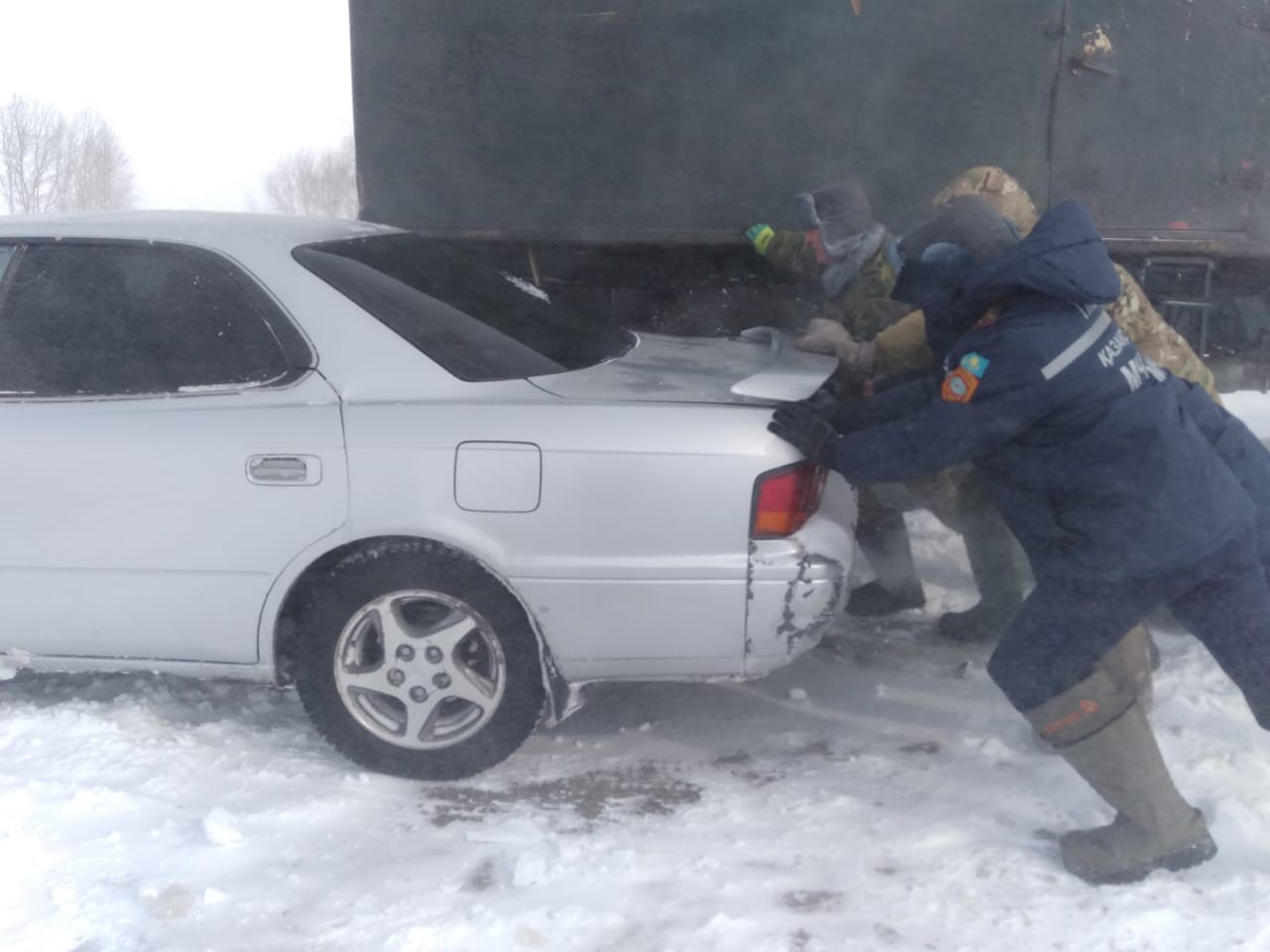 На трех опасных участках автодорог ВКО застряли более 30 автомобилей