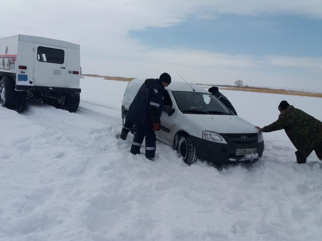 Несколько десятков рыболовов оказались в снежном перемете в ВКО