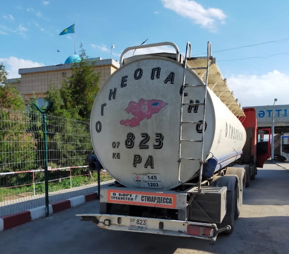 55 тонна бензинді Қырғызстанға заңсыз өткізбек болған жүргізушілер ұсталды 