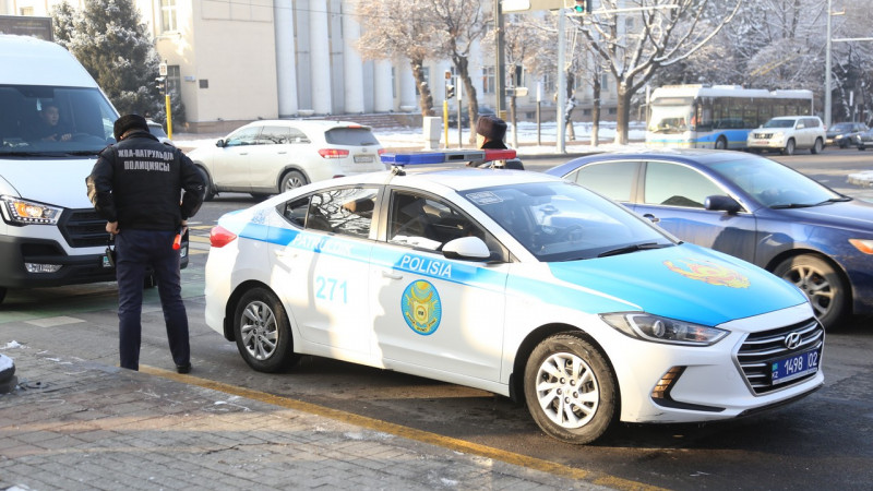 Полиция вступила в переговоры со стрелком, засевшим в элитном ЖК в Алматы