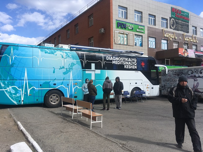 В Павлодаре передвижной прививочный пункт ежедневно меняет место дислокации