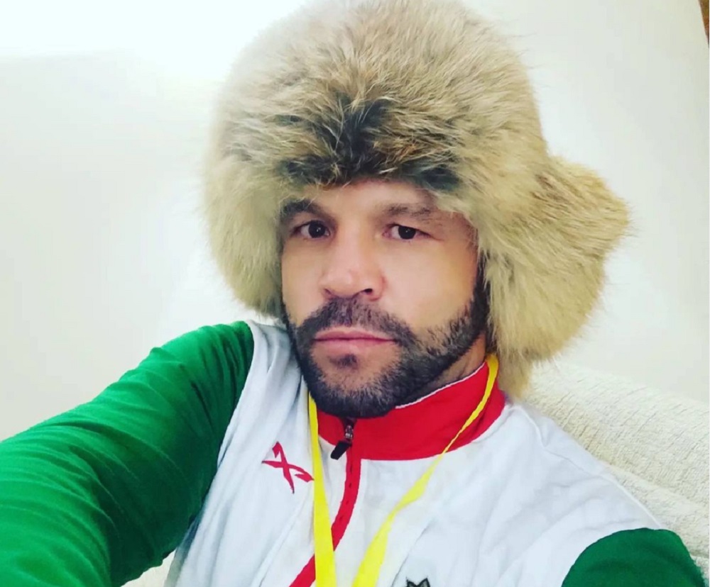 Брат Сауля Альвареса попробовал бешпармак и примерил тымак