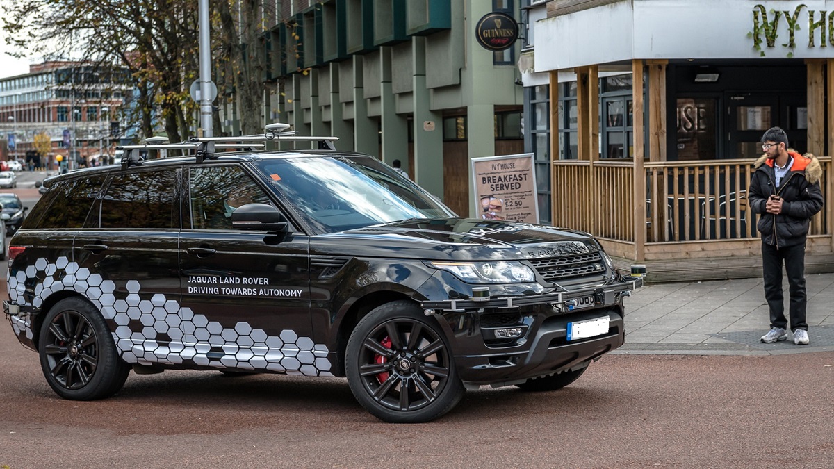 Нехватка микросхем вынуждает Jaguar Land Rover прекратить производство
