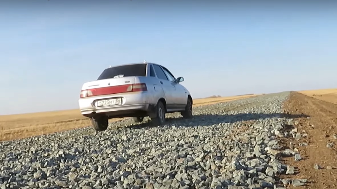 На севере Казахстана сельчане перекрыли дорогу автомобилями