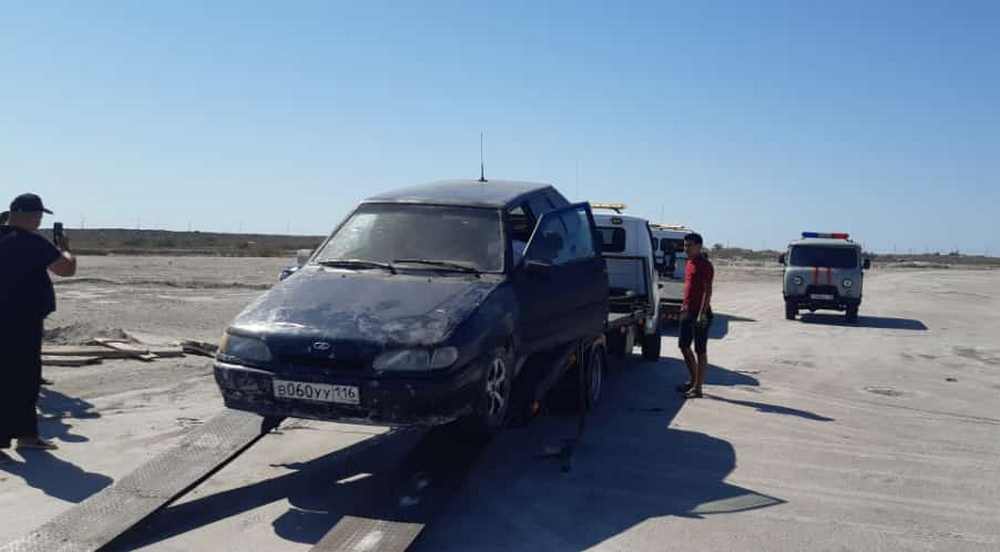 В пригороде Актау спасатели вытащили легковушку из грязи