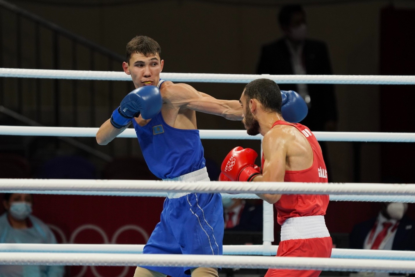 Казахстанский боксер оформил два нокдауна и победил на старте Олимпиады-2020