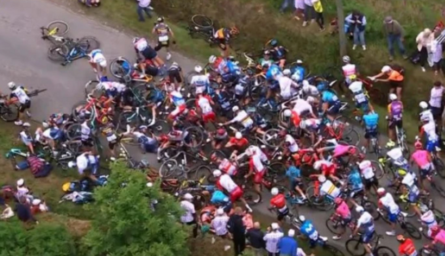 Плакат болельщика стал причиной массового падения велосипедистов на "Тур де Франс"
