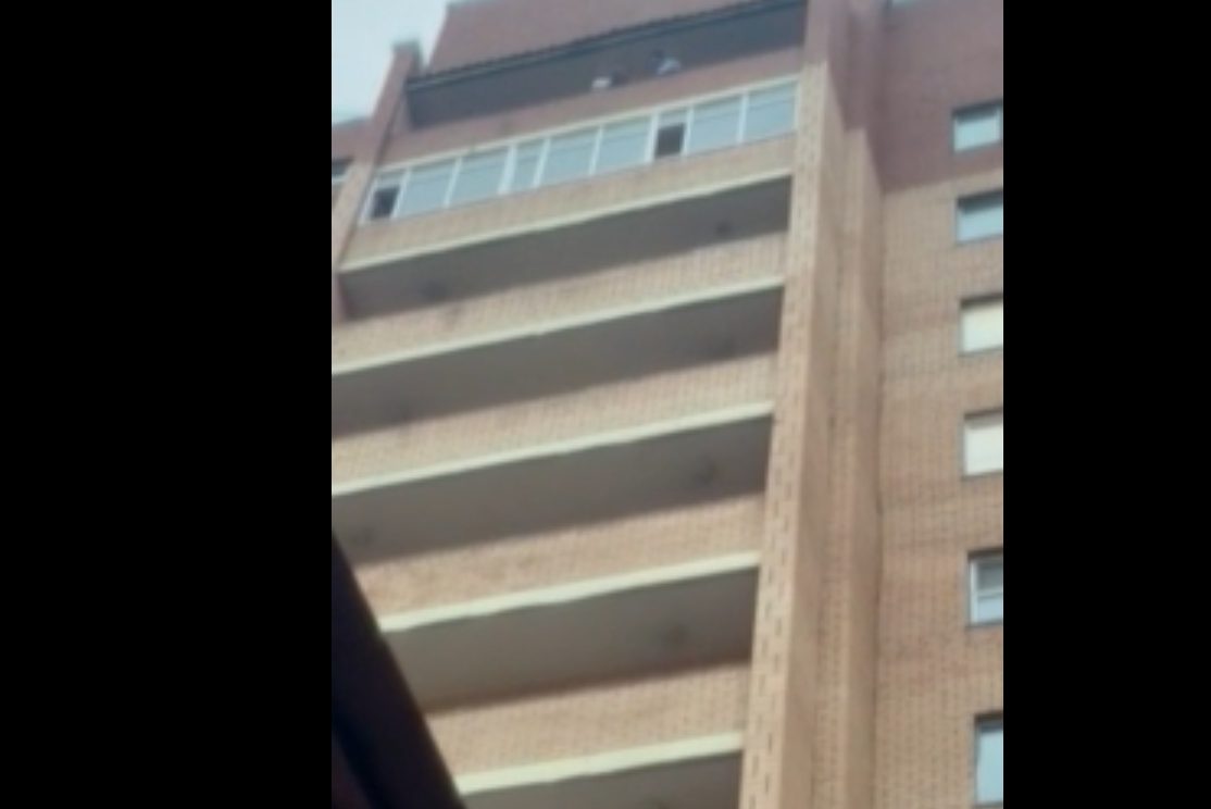 Женщину с ребенком, пытавшуюся прыгнуть с 12-го этажа в Нур-Султане, спас полицейский
