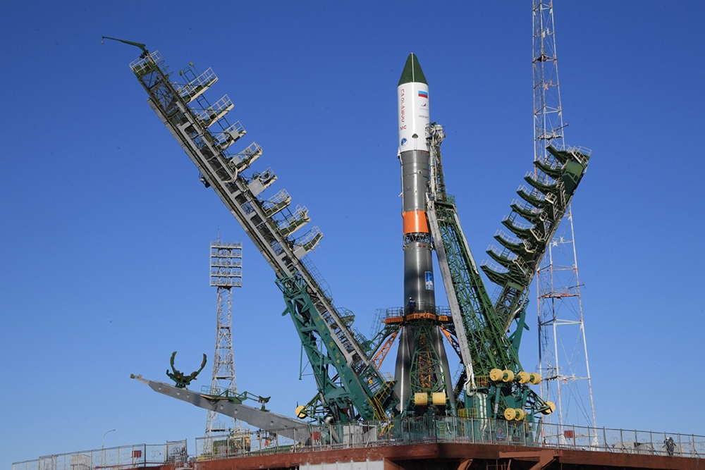 Ракета «Союз» с грузовым «Прогрессом» установлена на стартовый комплекс Байконура