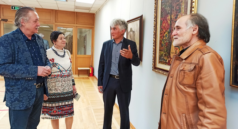 В музее искусств им. Кастеева открылась выставка Нуршидина Баратова «Небо ближе»