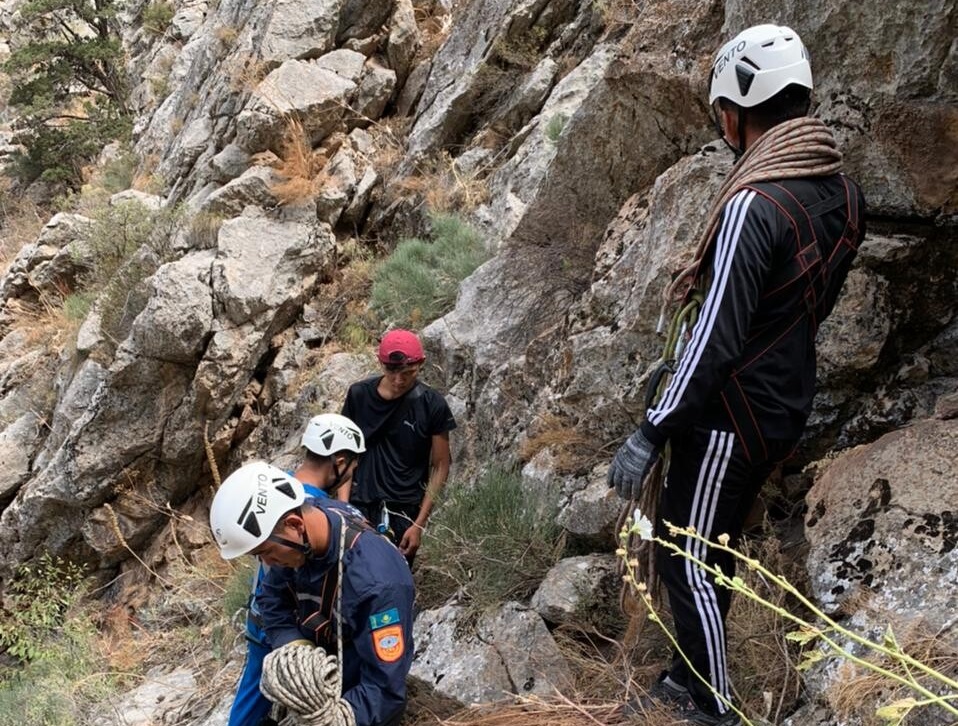 Двух подростков спасли в горном ущелье Туркестанской области