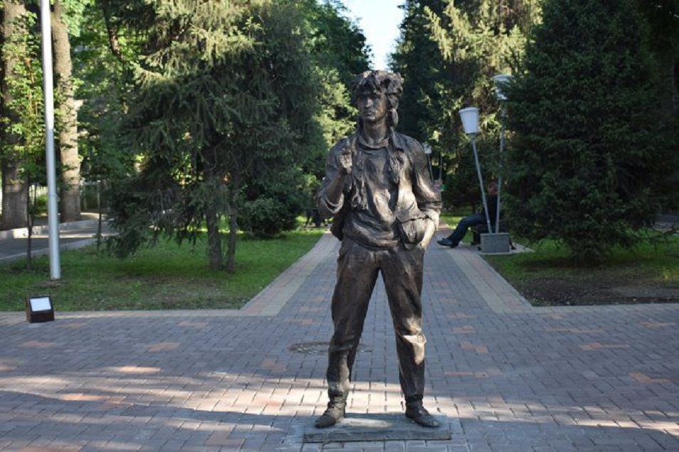 Зачем в Алматы снесли памятник Виктору Цою?