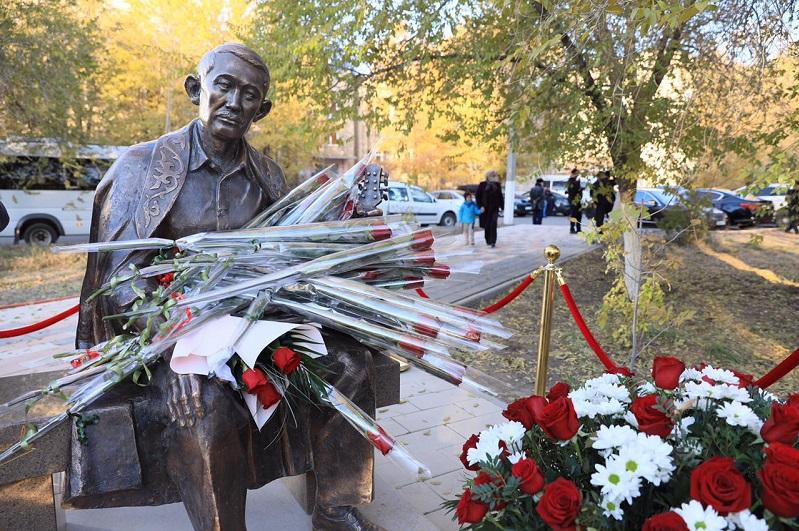 Памятники Шамши Калдаякову и Толегену Айбергенову открыли в Актобе
