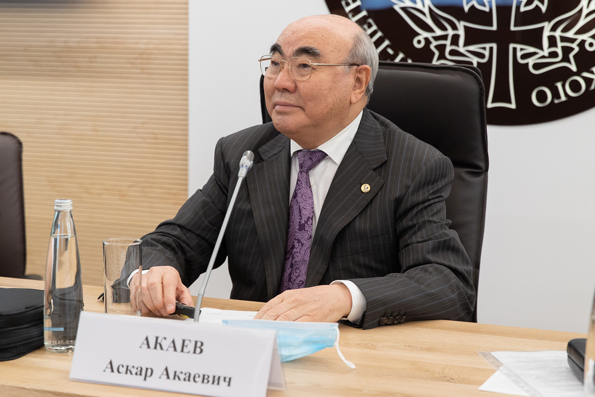 С Аскара Акаева не снимали обвинения по делу Кумтора