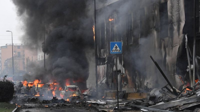 В Милане самолет врезался в здание