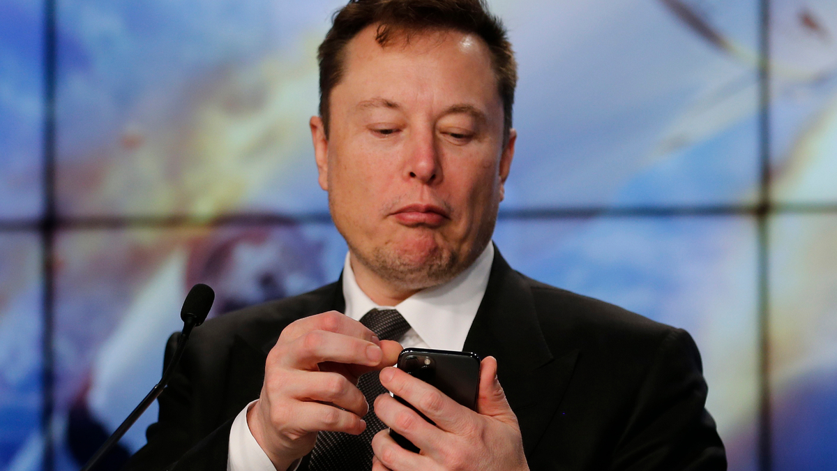 Илон Маск переименовал себя и вознамерился продать 10% акций Tesla