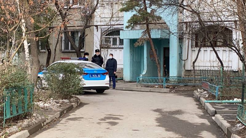 Выбросила детей и прыгнула сама – соседи о суициде в Алматы