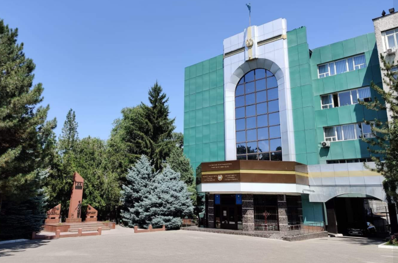Избиение полицейского в Алматы: майор уволен 