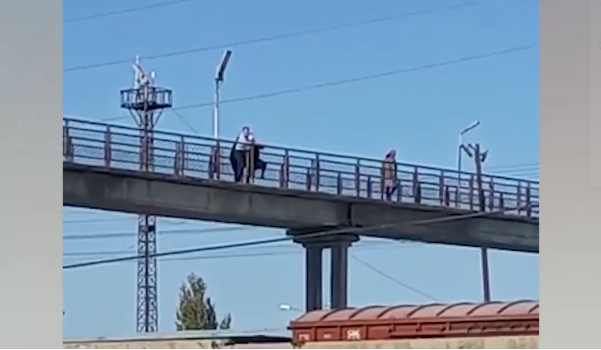 Девочка пыталась удержать – женщина в Туркестане хотела прыгнуть с моста