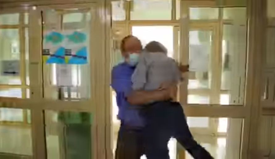 Журналистку силой выкинули из райакимата Алматы. Видео