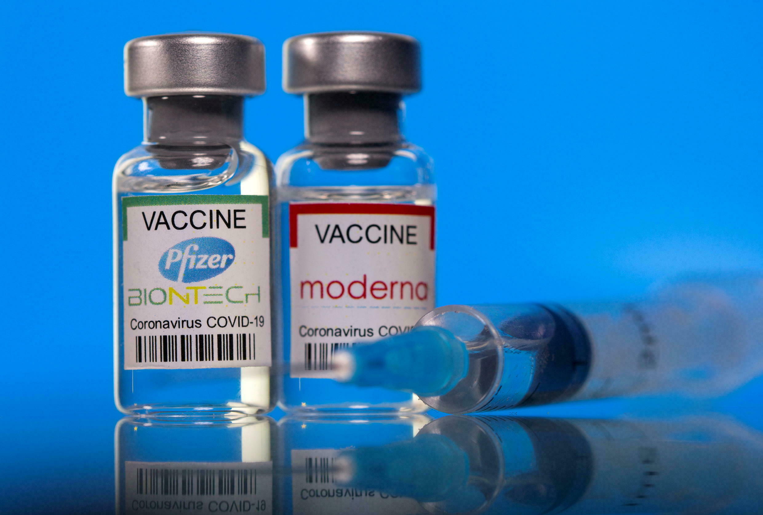 Инородные вещества нашли в вакцине Pfizer и Moderna