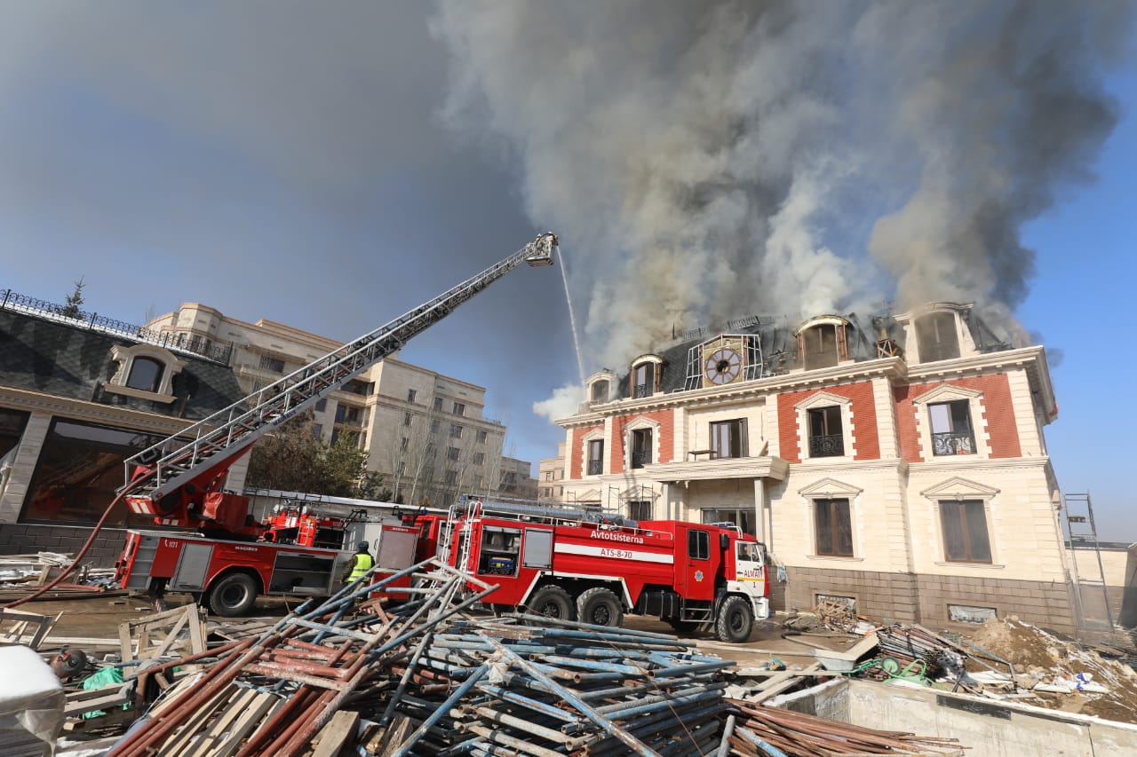 В элитном районе Алматы горел строящийся особняк. Фото