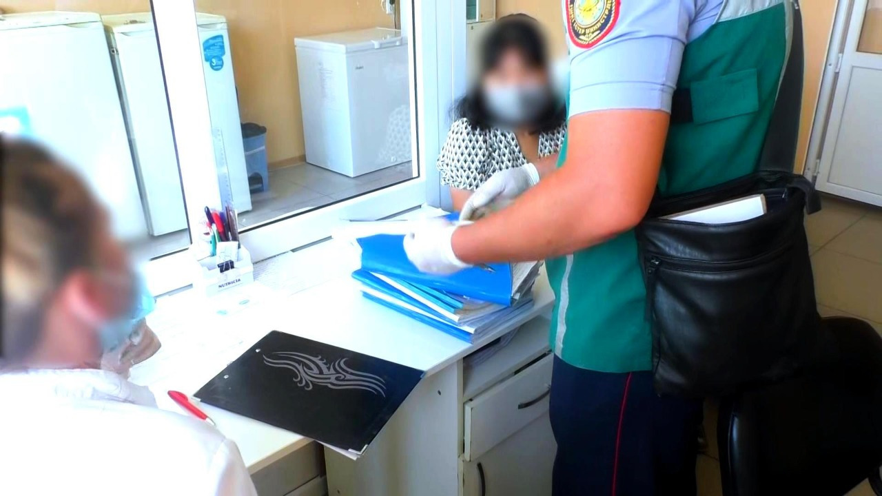 20 тысяч за паспорт вакцинации: врачи и посредники задержаны в ВКО