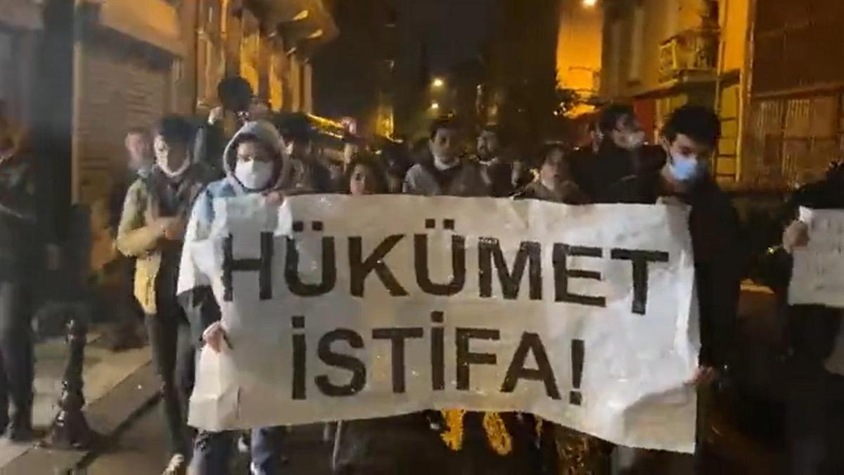 Массовые протесты прошли в Турции из-за обвала нацвалюты