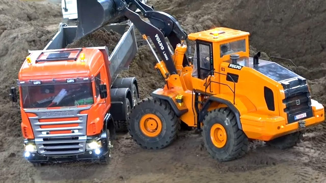 На КамаАЗах и экскаваторах средь бела дня приехали воры за щебнем в Талгар 