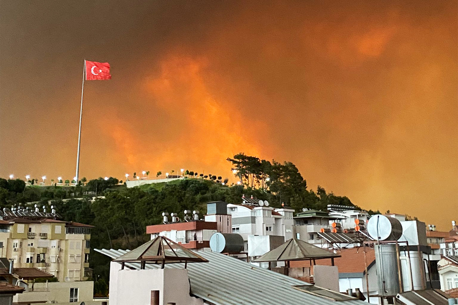 В Турции горит Анталья. Видео